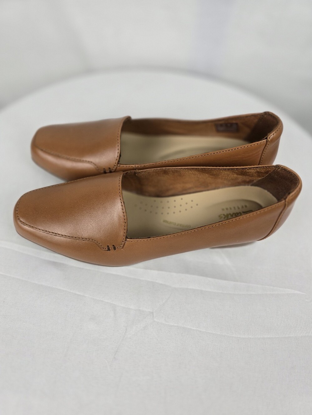 NWOB Clarks Artisan Tan Leather Cushioned Comfy Loafers Sz 7.5 - Picture 2 of 8